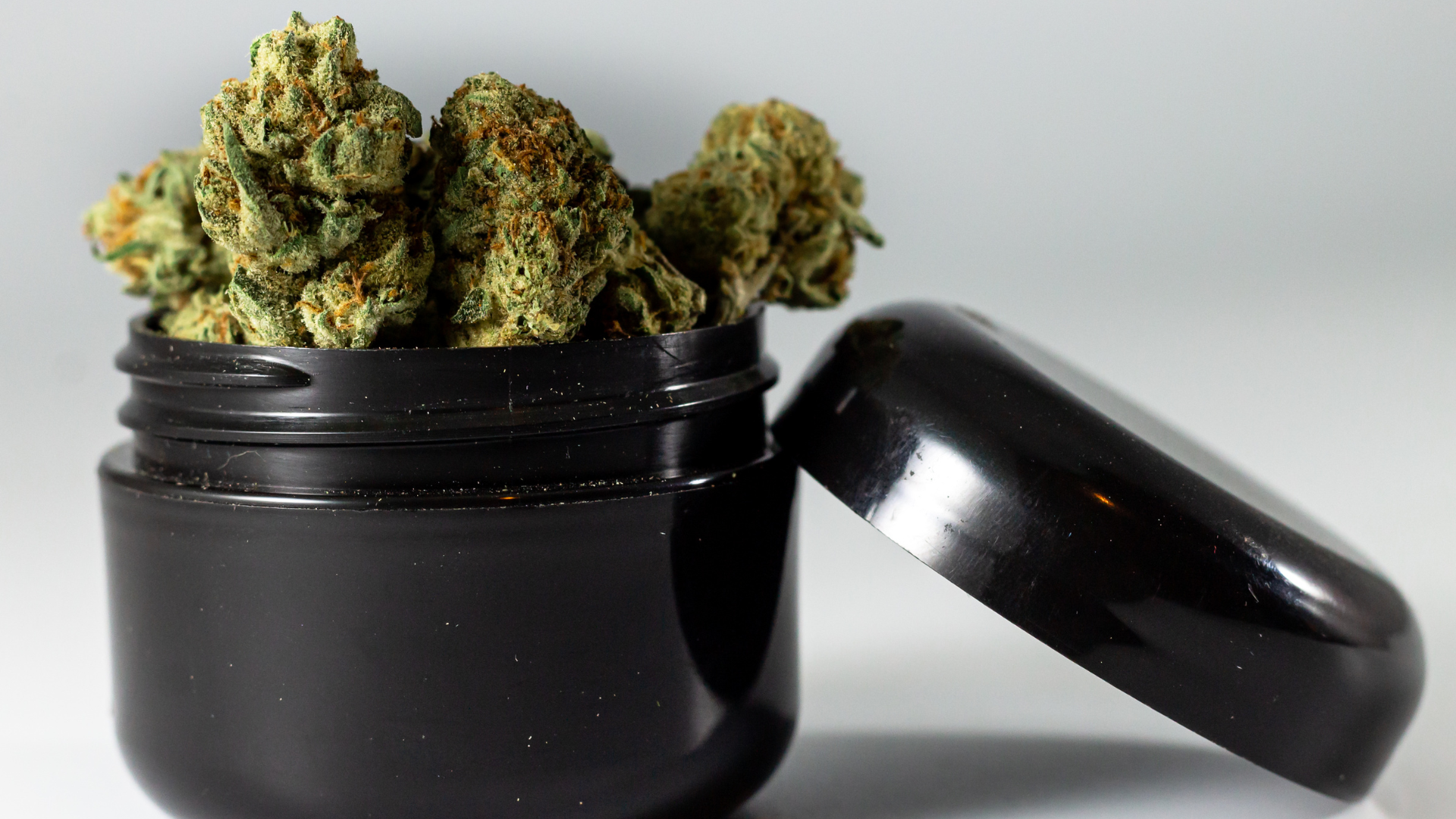 Cannabis in einem schwarzen Glas